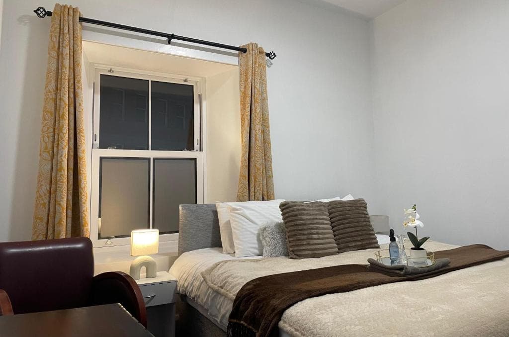 Double room with large window at Edenderry Central Rooms