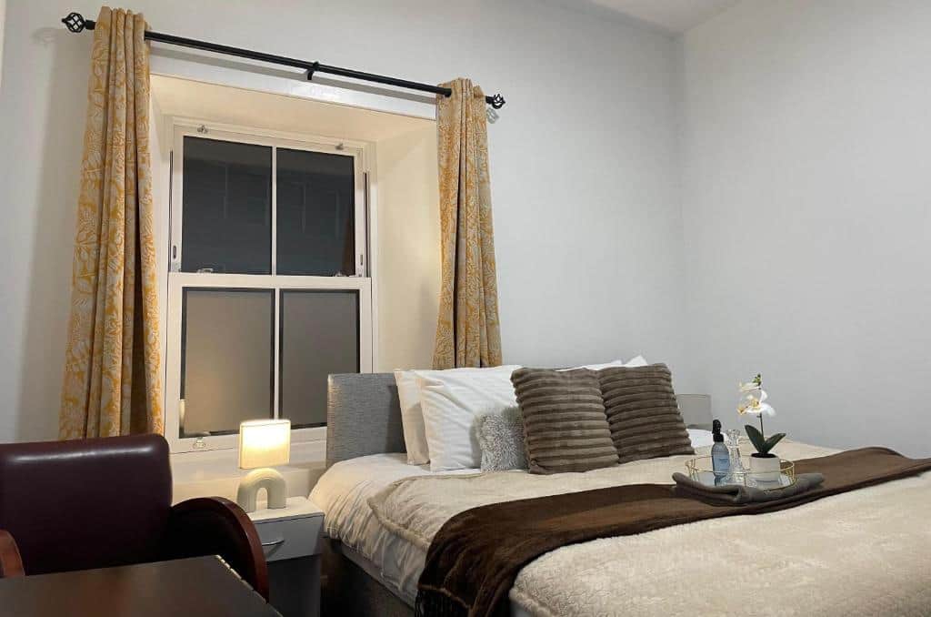 Comfortable double room with fresh linens at Edenderry Central Rooms