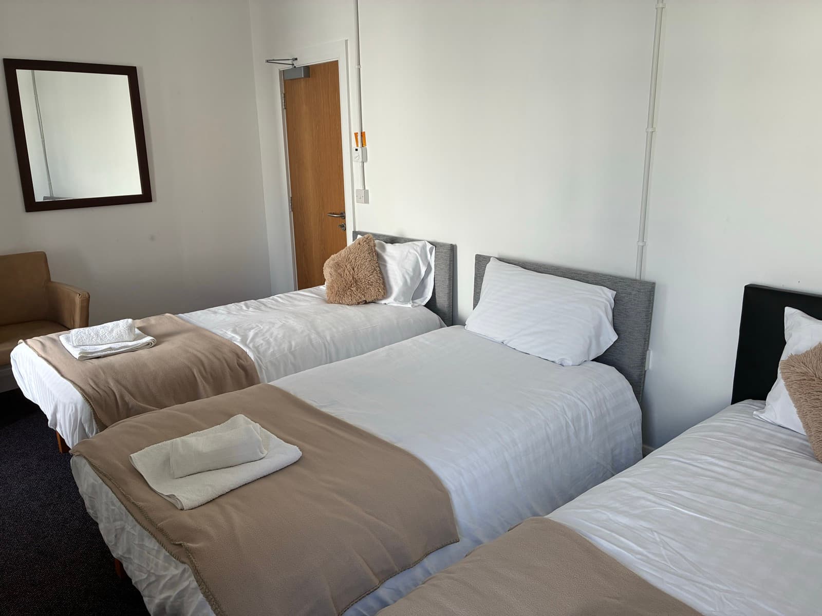 Triple room with three beds and en suite at Edenderry Central Rooms